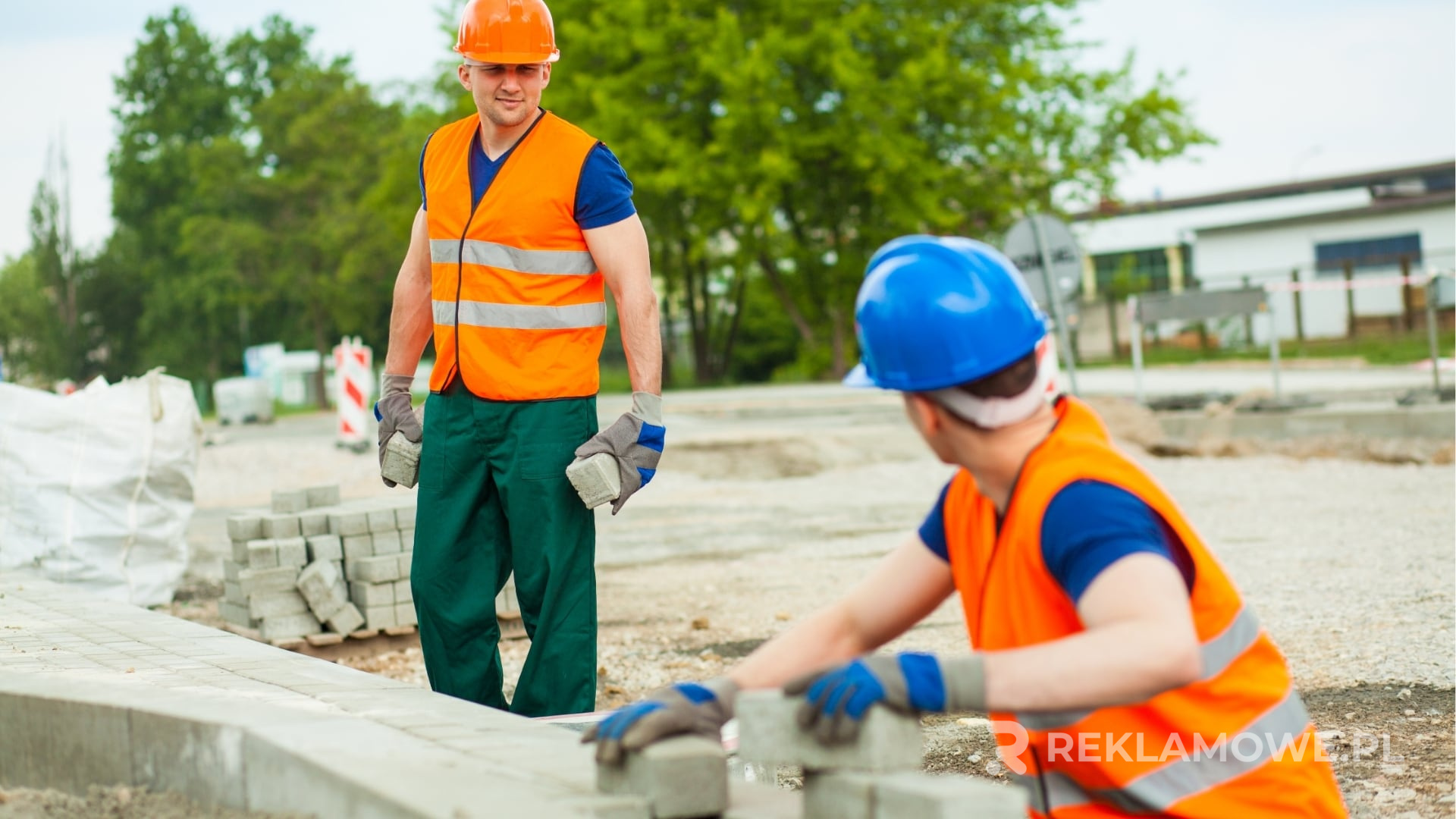 Kamizelka reklamowa pokazująca trwałość materiału