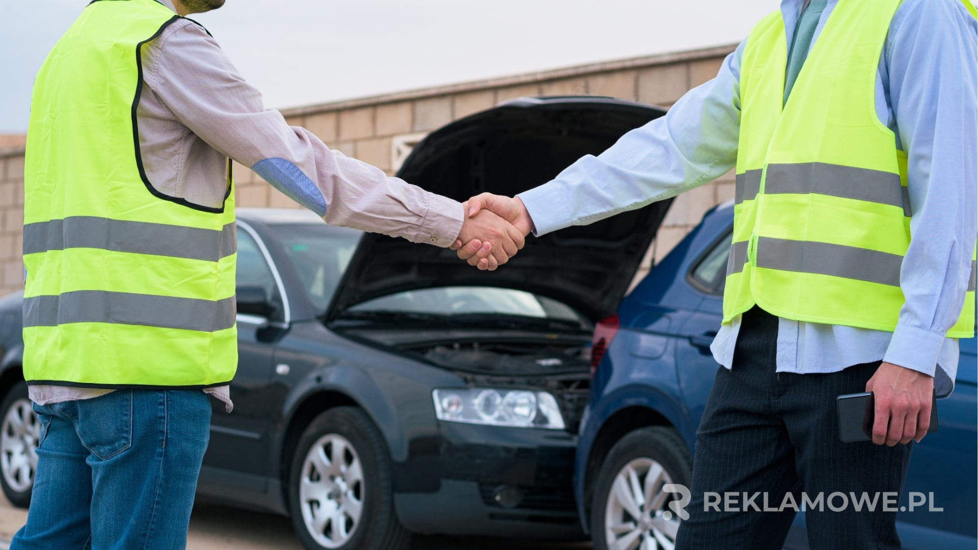 Osoba nosząca kamizelkę reklamową
