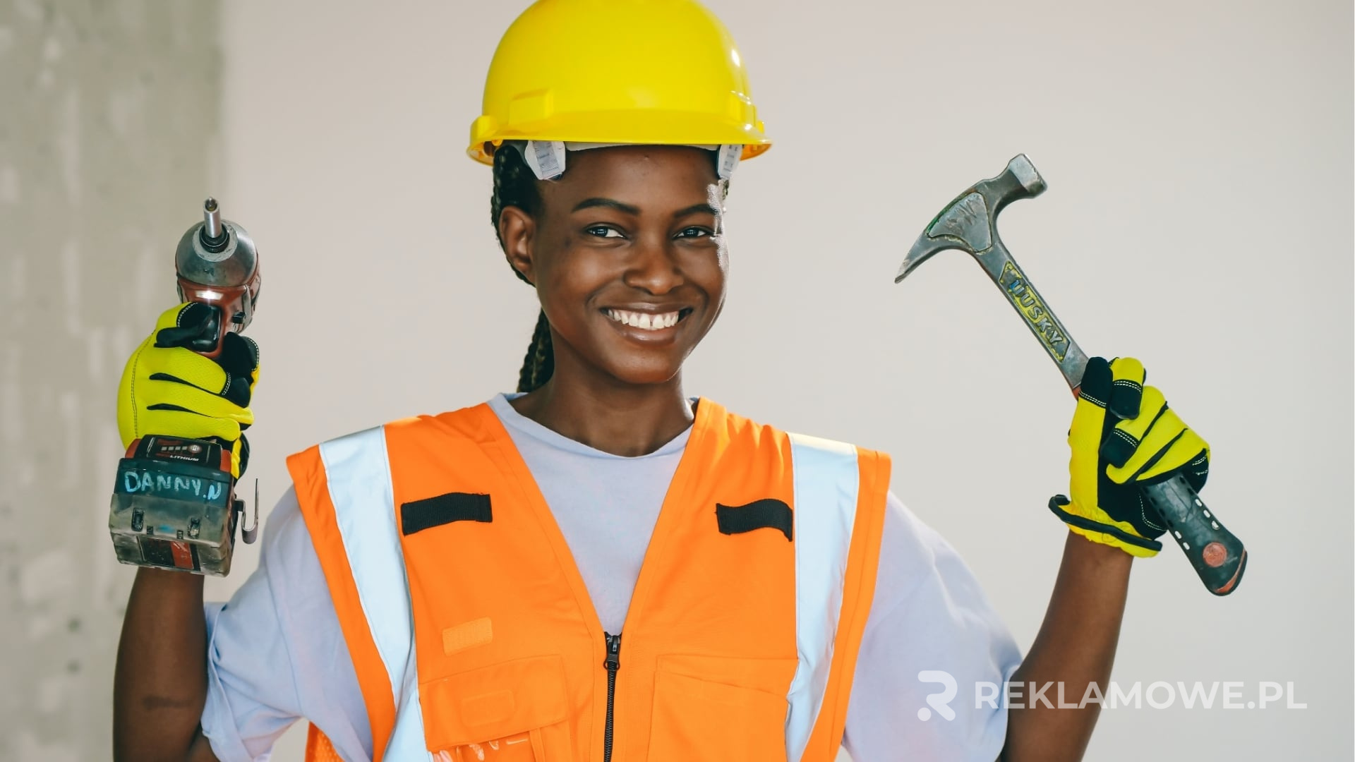 Kamizelka reklamowa noszona przez organizatora wydarzenia na zewnątrz