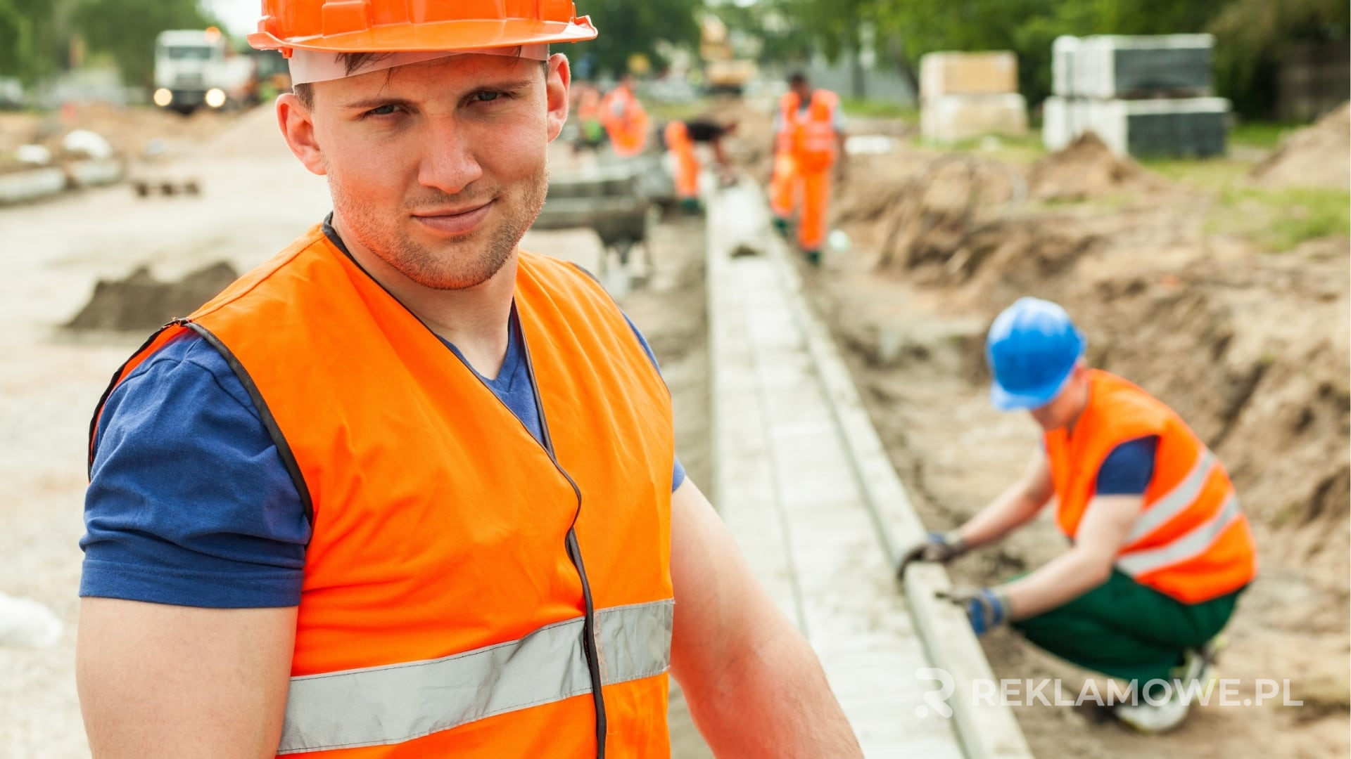 Kamizelka reklamowa noszona przez osobę