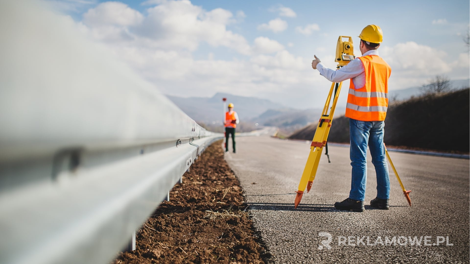 Kamizelka reklamowa używana w strategii promocyjnej