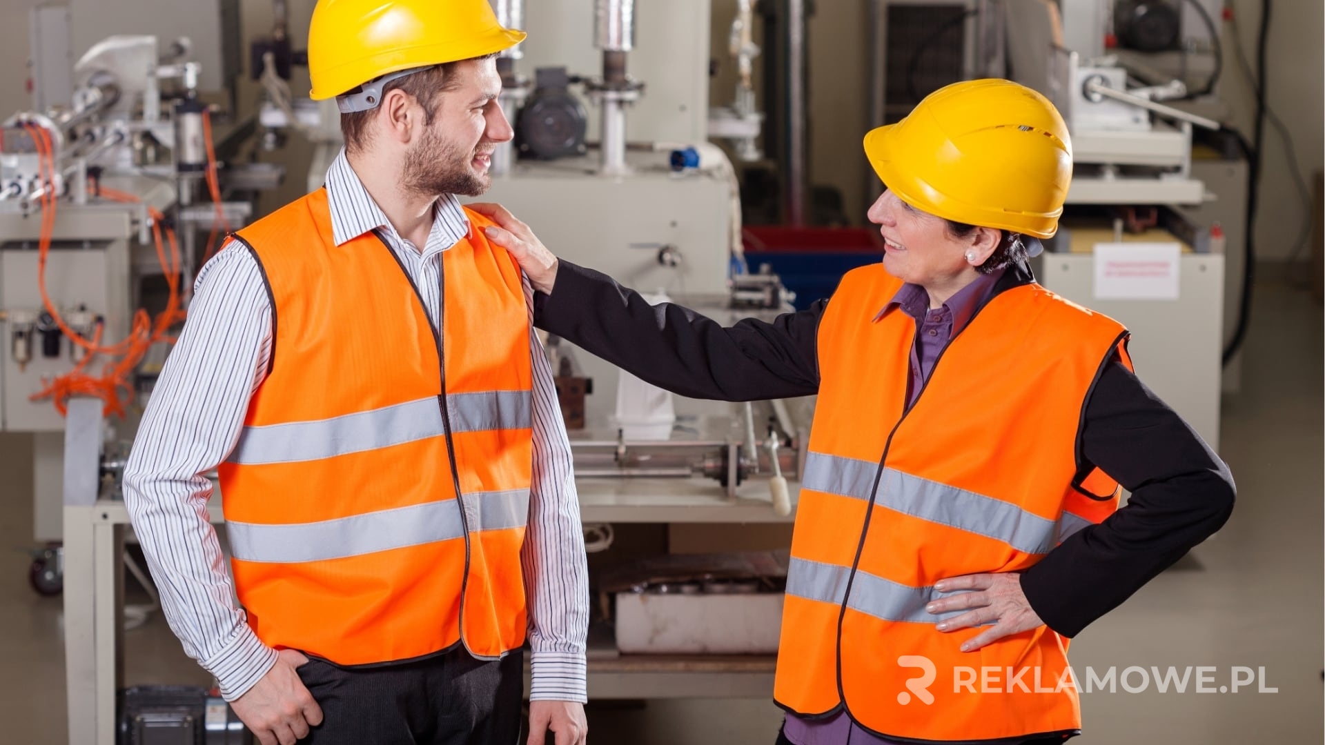 Wpływ kamizelek reklamowych na lojalność klienta Zadowolony klient z kamizelką reklamową