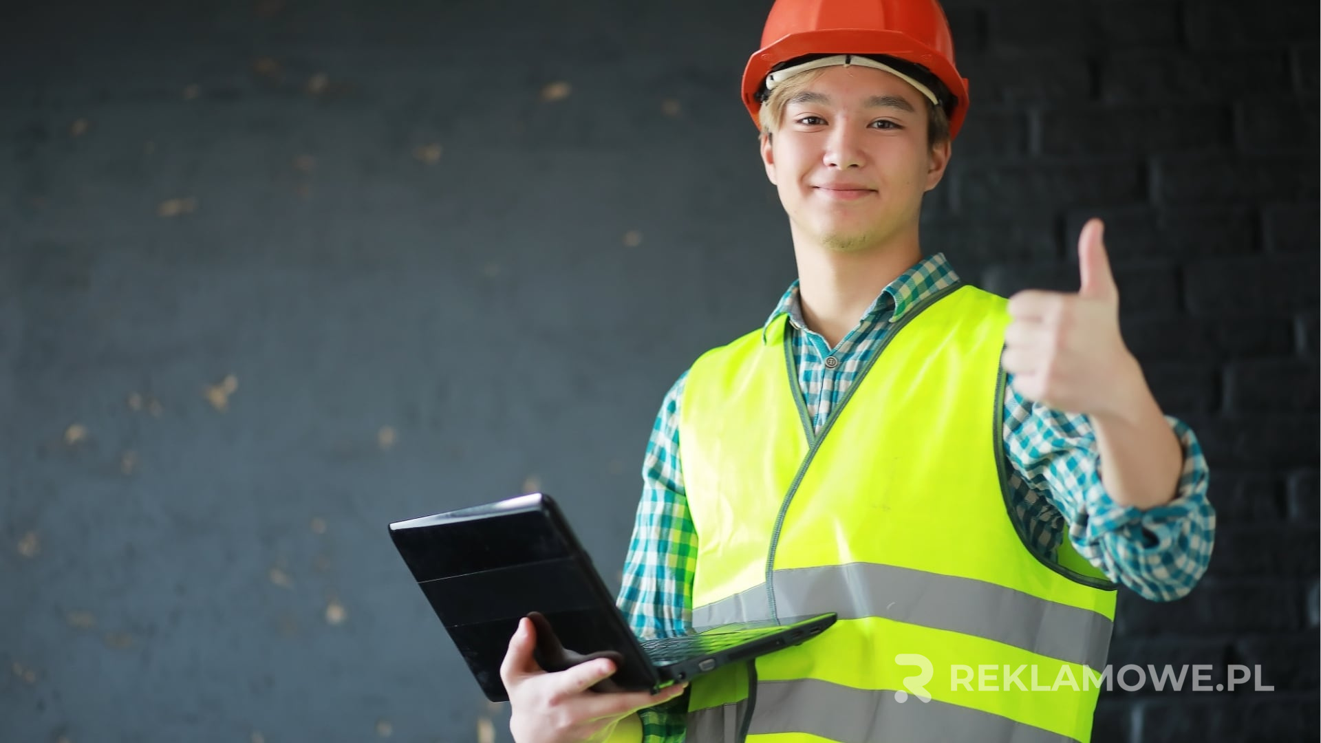 Personalizowane kamizelki reklamowe na modelach