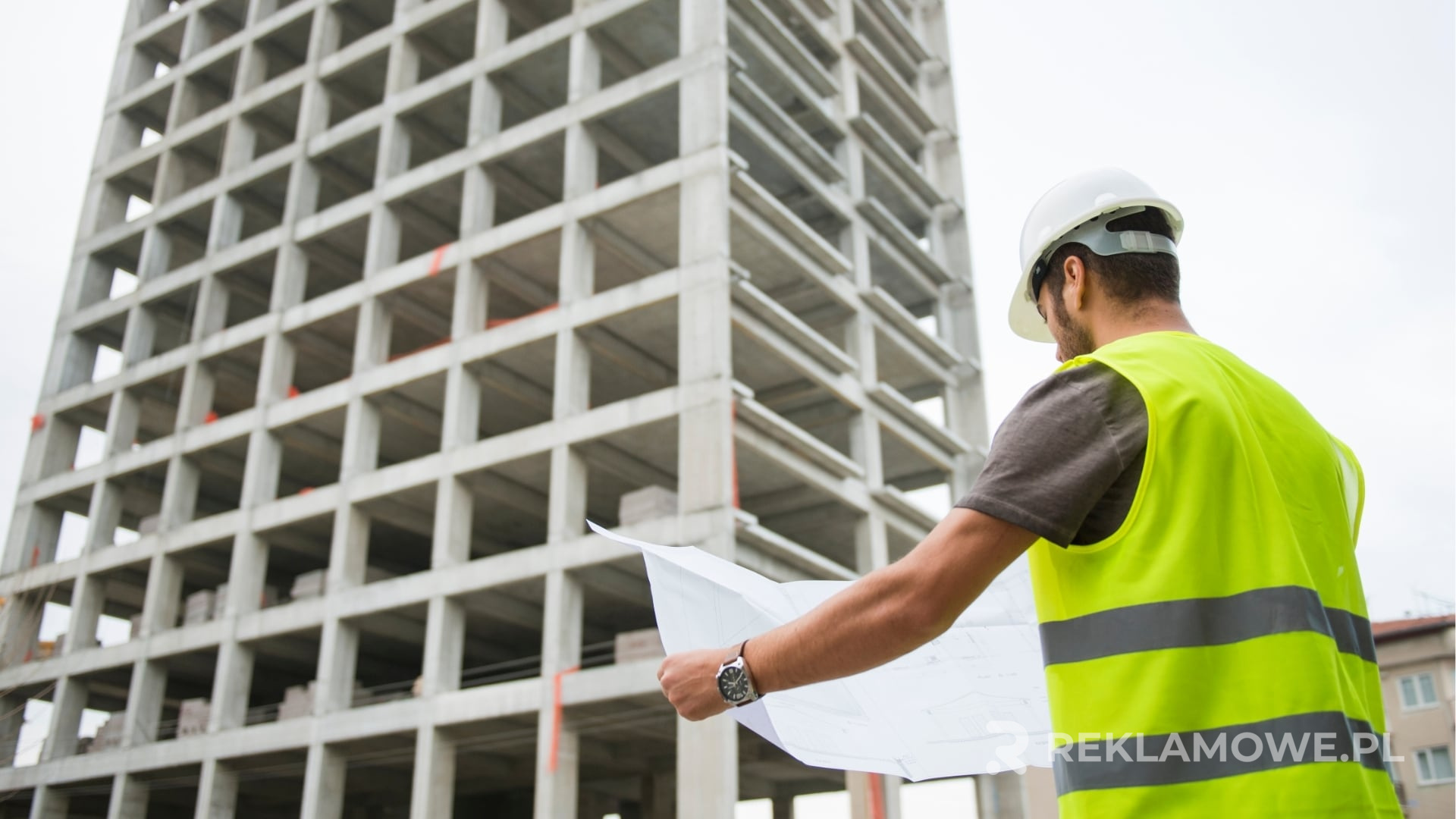 Osoba nosząca reklamową kamizelkę podczas kampanii