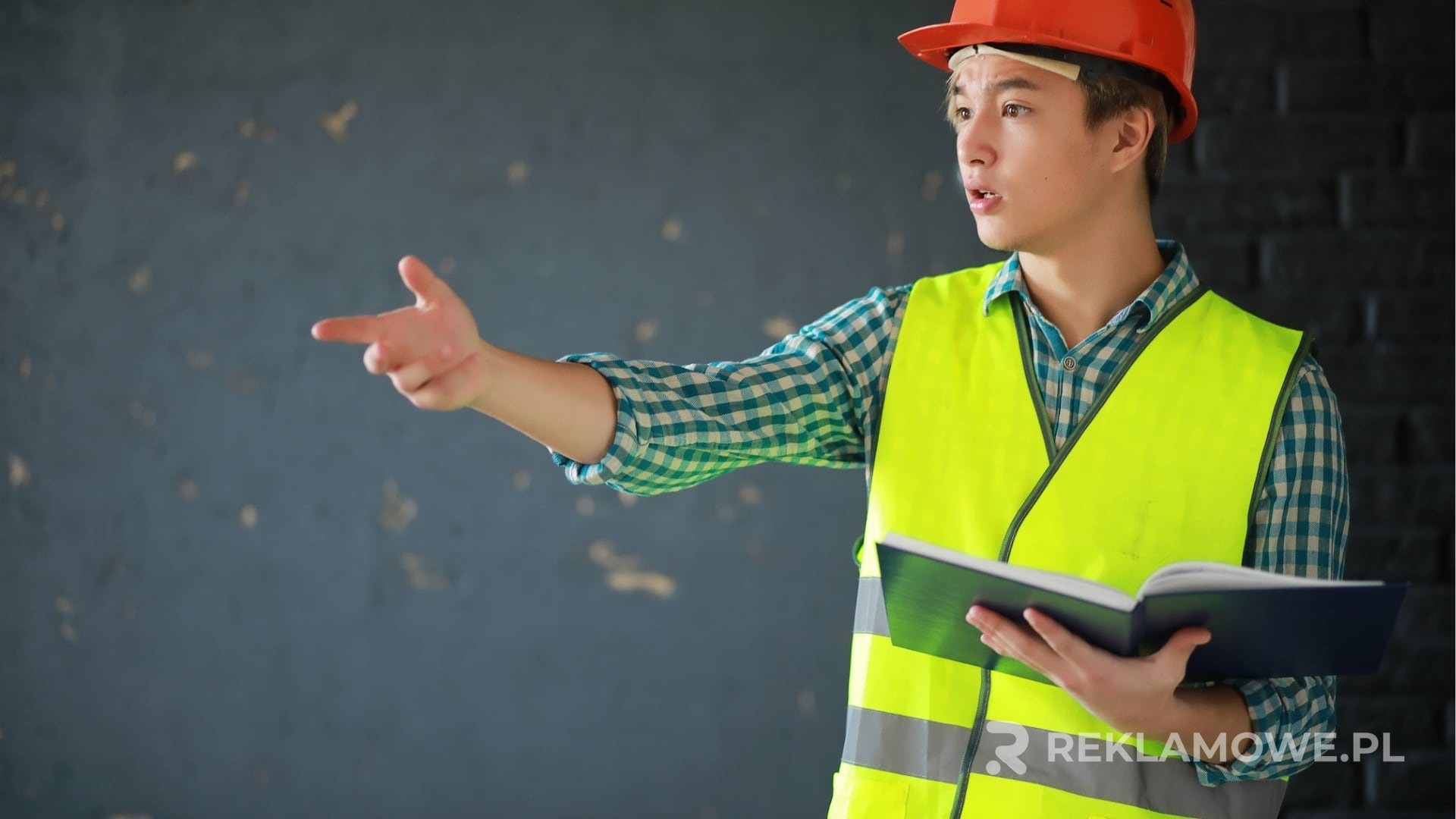 Wolontariusze noszący kamizelki reklamowe