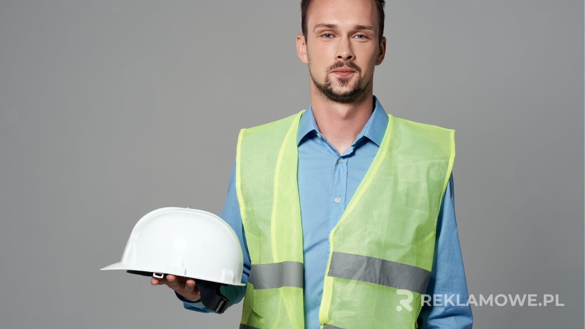 Zdobienie kamizelek metodą haftu lub nadruku